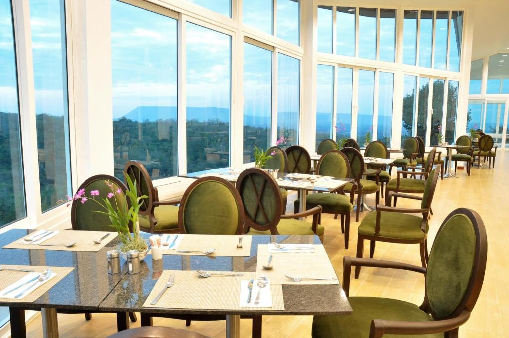 Restaurace v ubytování ChanNgarm Mountain View Resort จันทน์งาม เมาท์เท่นวิว รีสอร์ท