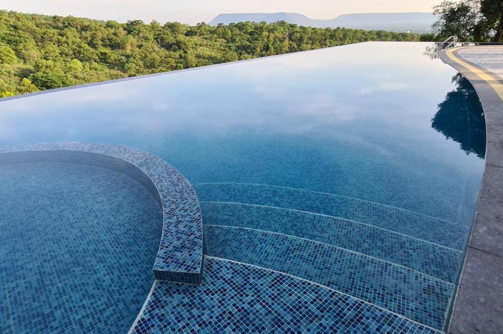 Bazén v ubytování ChanNgarm Mountain View Resort จันทน์งาม เมาท์เท่นวิว รีสอร์ท nebo v jeho okolí