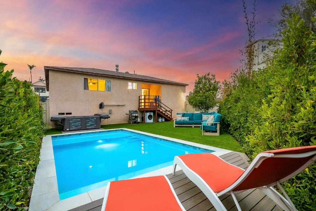 a backyard with a swimming pool and a house at Pelican Place in San Diego