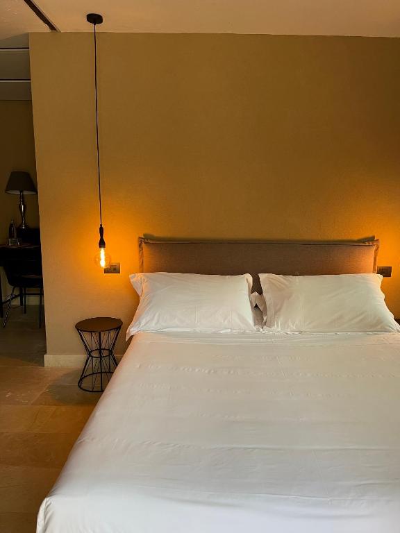 Postel nebo postele na pokoji v ubytování Chiusa Di Carlo Agriturismo