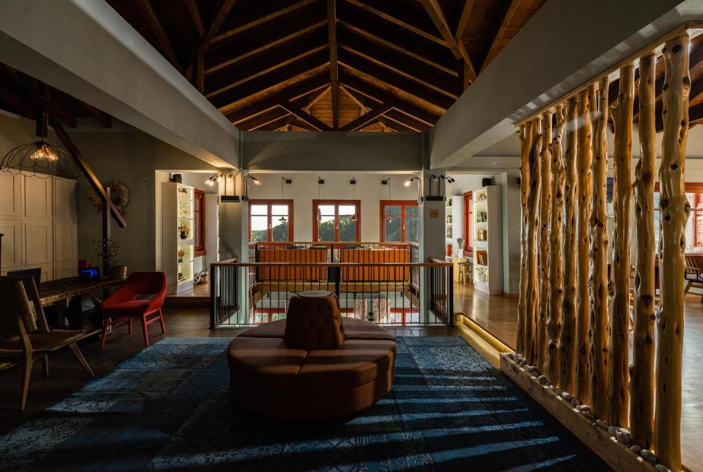 Vourgareli的住宿－Rouista Tzoumerka Resort，客厅配有沙发和桌子