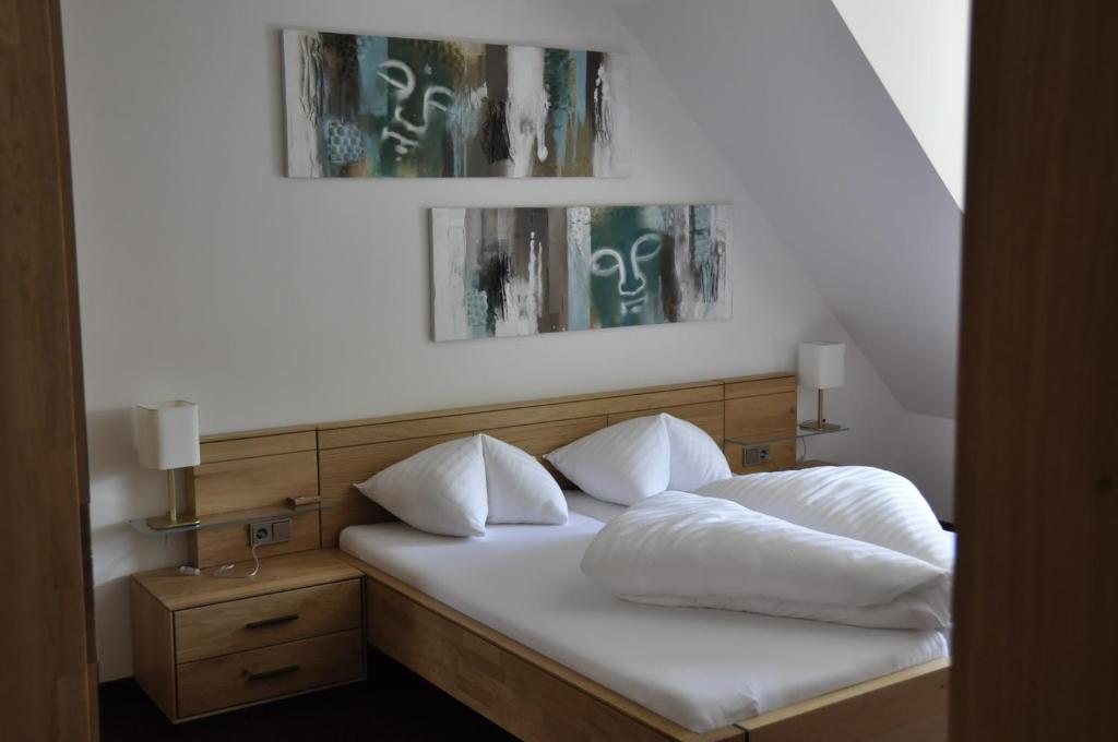 Postel nebo postele na pokoji v ubytování Hotel Goldener Löwe