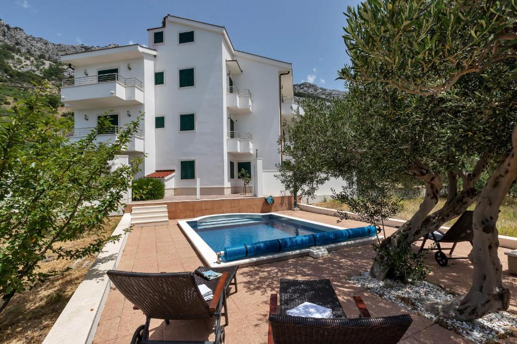 Bazén v ubytovaní Holiday Home Berulia alebo v jeho blízkosti