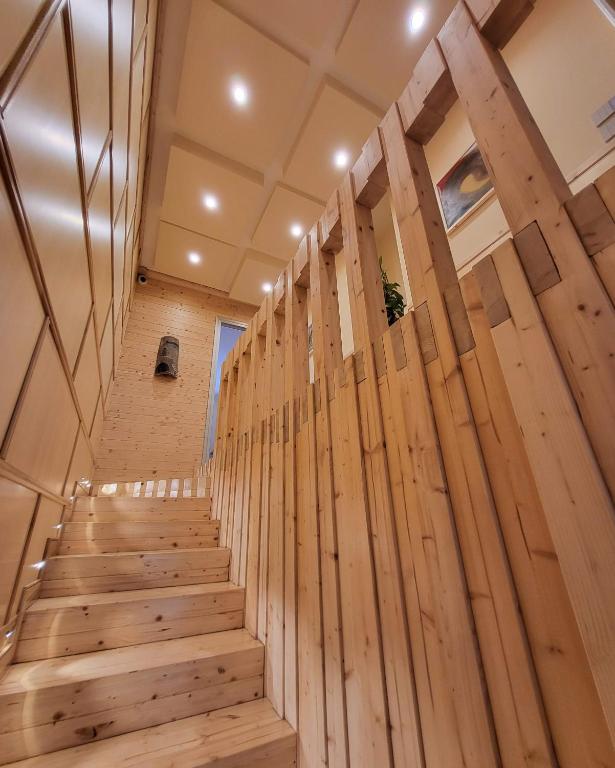 - un escalier dans un bâtiment aux murs en bois dans l'établissement ArcHome, à Pompéi