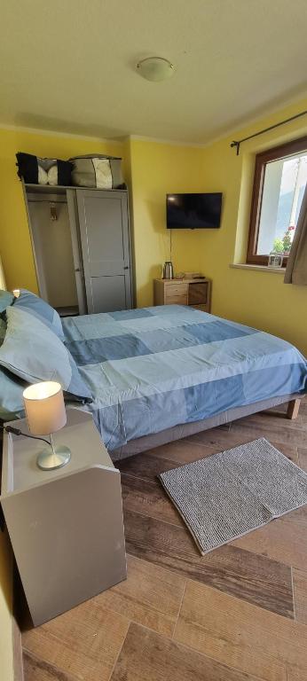 Łóżko lub łóżka w pokoju w obiekcie Lo Noyer et les Roses
