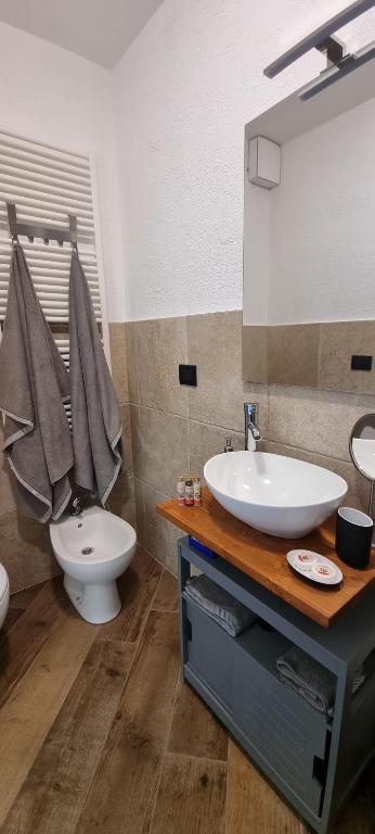 Łazienka w obiekcie Lo Noyer et les Roses