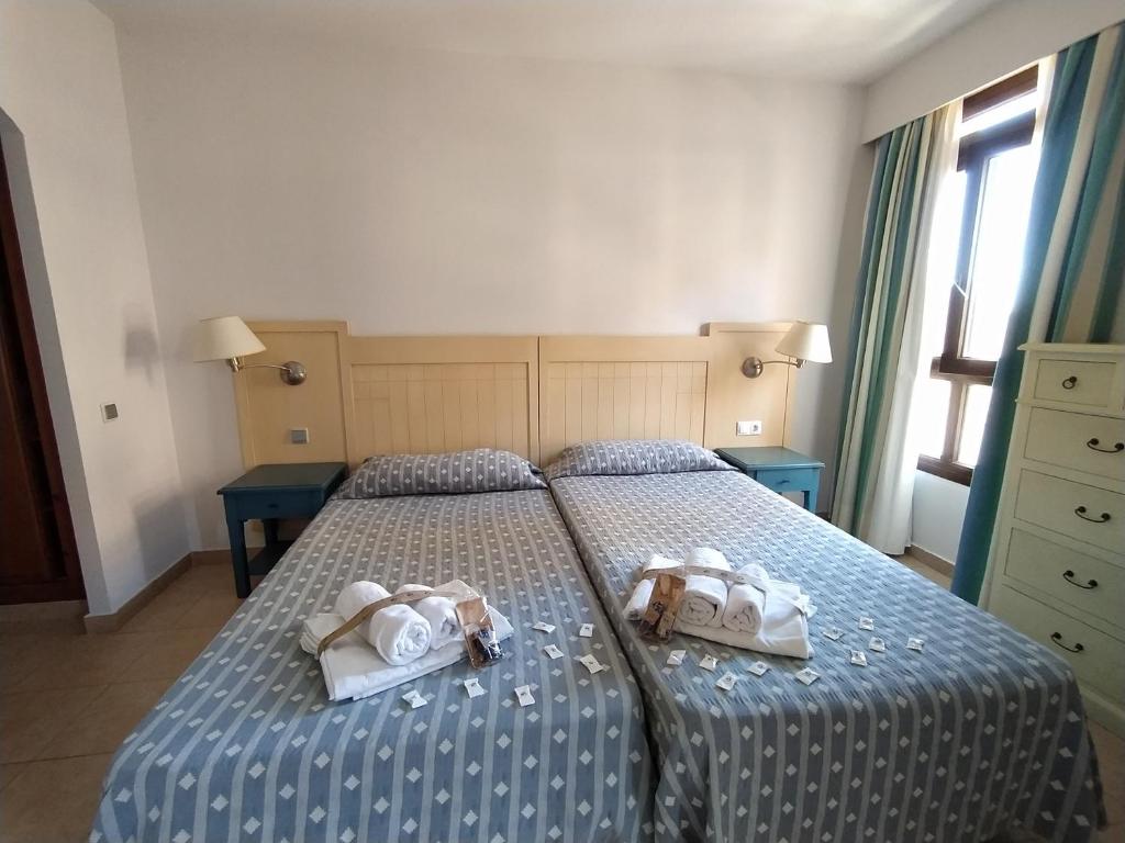 Łóżko lub łóżka w pokoju w obiekcie APARTAMENTO VISTAS LATERALES AL MAR SEGUNDA PLANTA