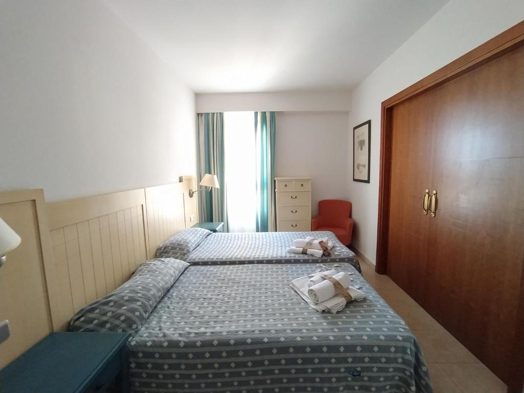 Łóżko lub łóżka w pokoju w obiekcie APARTAMENTO VISTAS LATERALES AL MAR SEGUNDA PLANTA
