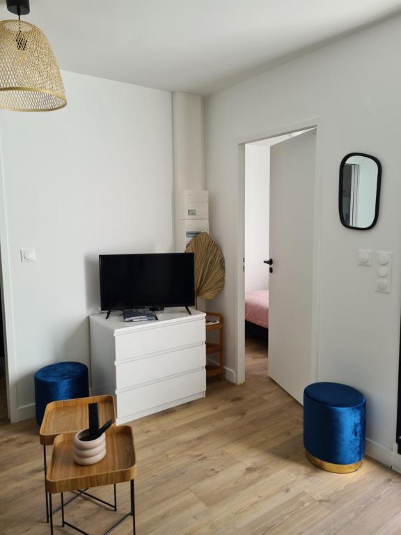 Televízia a/alebo spoločenská miestnosť v ubytovaní Location LA REBELLE - LA ROCHELLE B