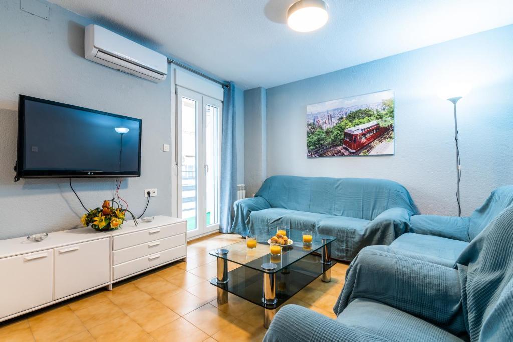 A television and/or entertainment centre at tuGuest Manuel de Falla Apartment