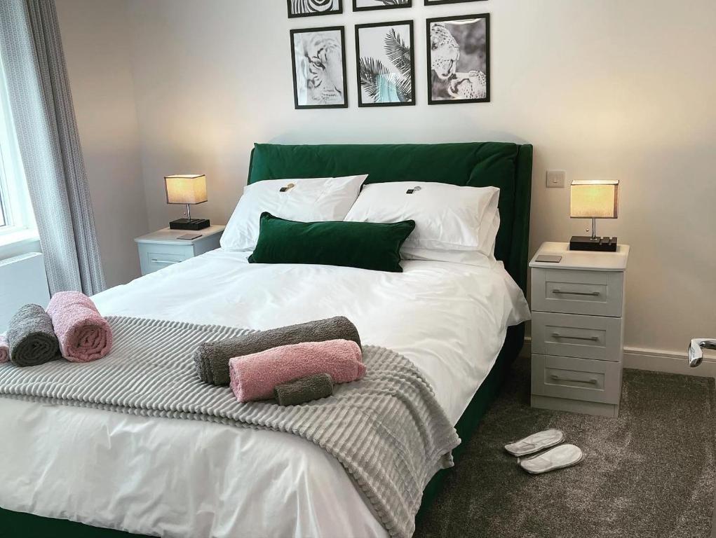 Llit o llits en una habitació de Salisbury Suite - Modern 2 bedroom flat with parking in Menai Bridge