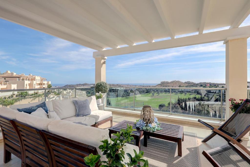 ミハス・コスタにあるMijas golf - Mijas Costa - Luxury Apartmentsのリビングルーム(ソファ付)、眺めの良いパティオ