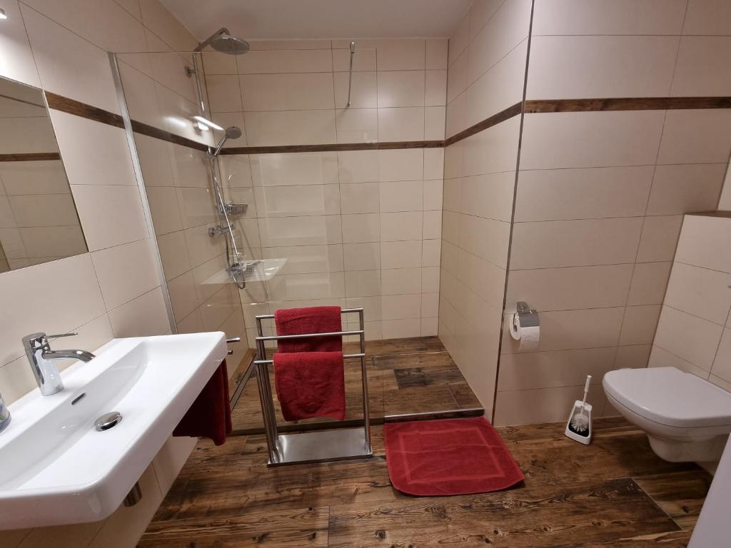 uma casa de banho com um lavatório e um WC em Lift-Residenz Scheffau em Scheffau am Wilden Kaiser