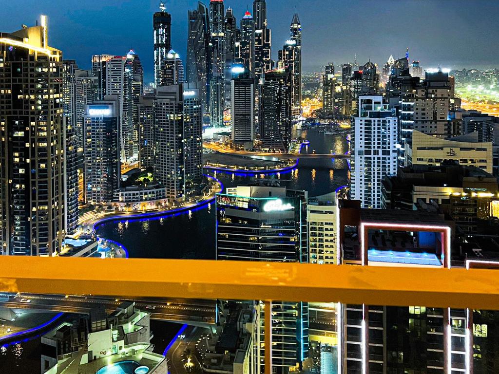 Una vista del horizonte de una ciudad por la noche en Marina Mall Apartments, Dubai Marina, en Dubái