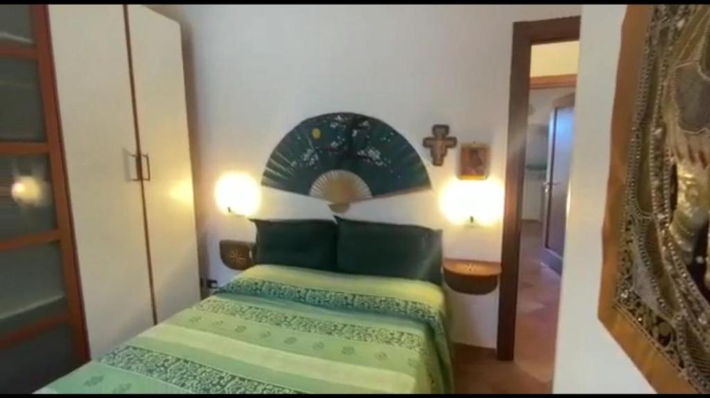 Dormitorio pequeño con cama y espejo en Borgo cadelazzino, en Anzo