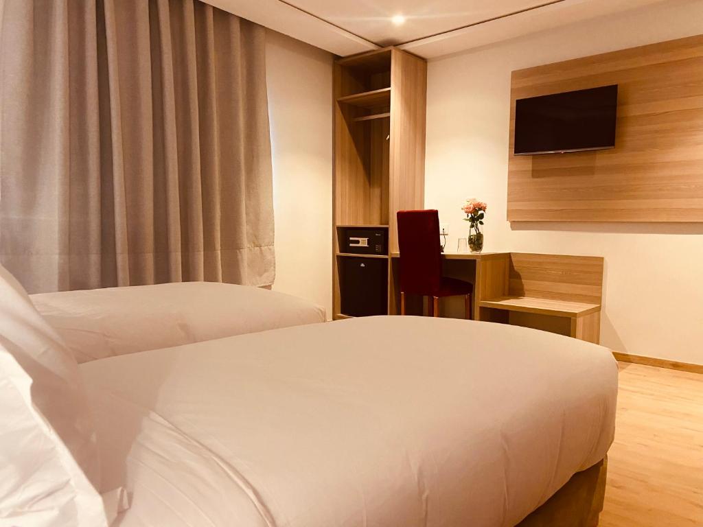 Postel nebo postele na pokoji v ubytování Fajr Hotel