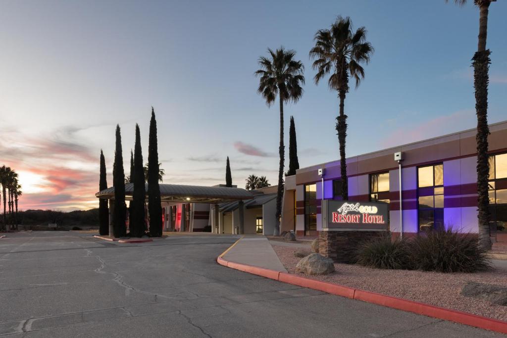 ein Hotel mit Palmen vor einem Gebäude in der Unterkunft Apache Gold Resort Hotel & Casino in Globe