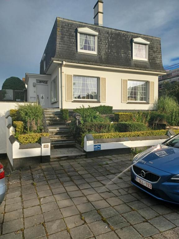 ein Haus mit einem davor geparkten Auto in der Unterkunft Villa Elsjes Droom in Koksijde