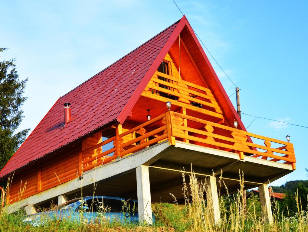 una gran casa de madera con techo rojo en Peace of mind en Visoko