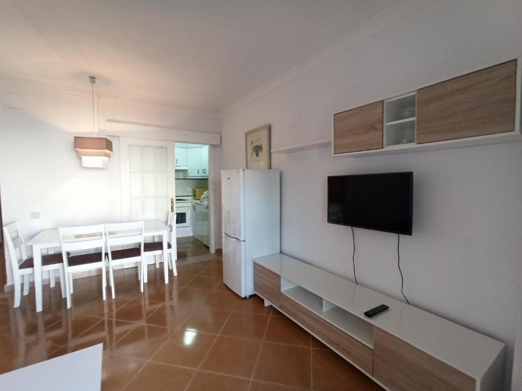 Televízia a/alebo spoločenská miestnosť v ubytovaní Acogedor apartamento a 50 metros de la playa