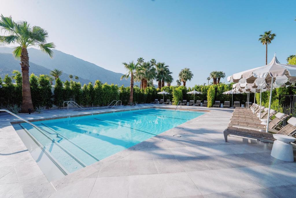 Bazén v ubytování Azure Sky Hotel - Adults Only nebo v jeho okolí