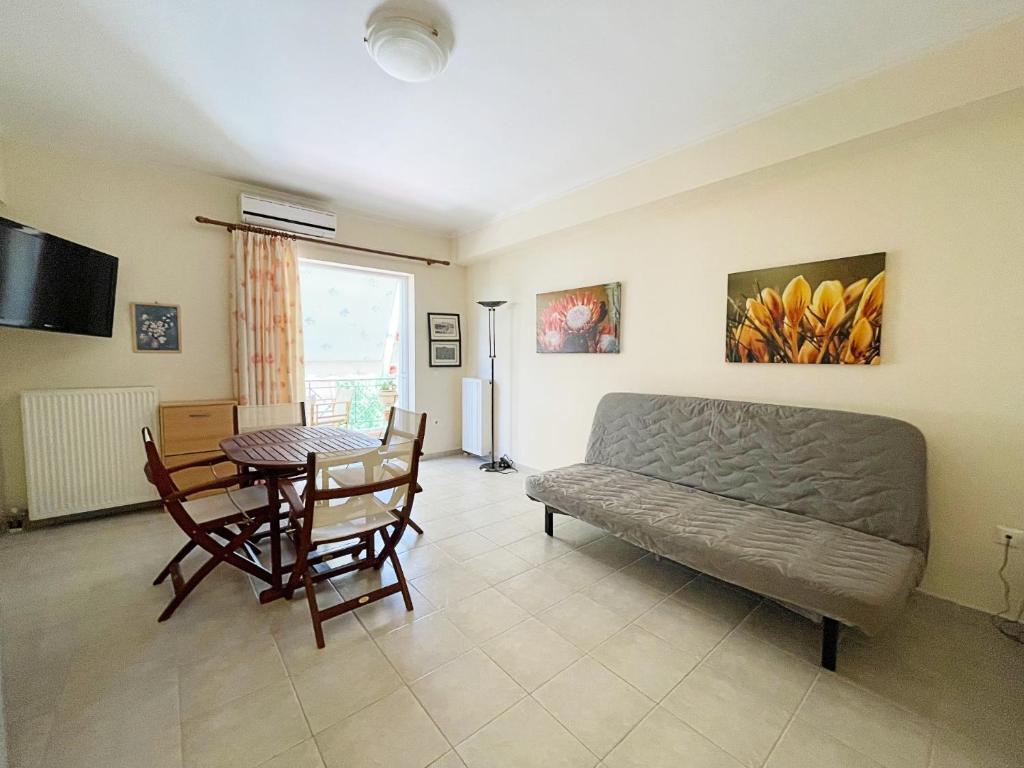 TV a/nebo společenská místnost v ubytování Nafplio Downtown Apartment