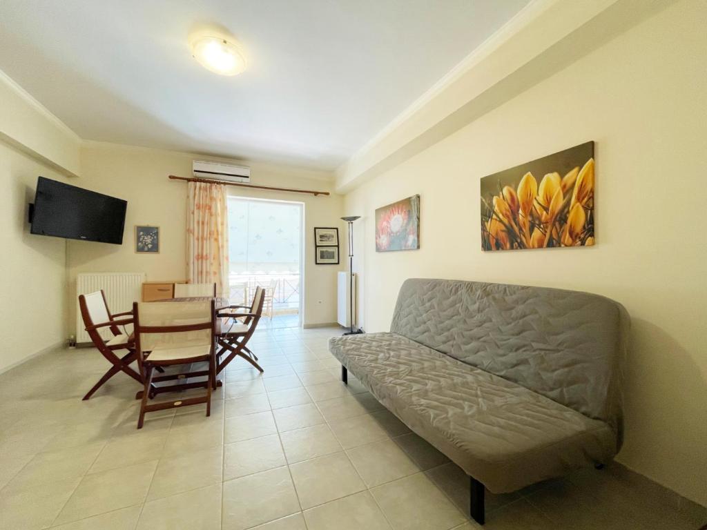 TV a/nebo společenská místnost v ubytování Nafplio Downtown Apartment