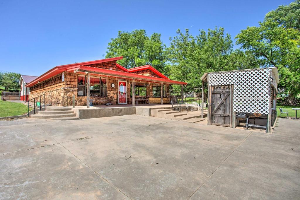 FossにあるRustic Home with Patio, 1 Mi to Sunset Beach!の建物の前の空の駐車場