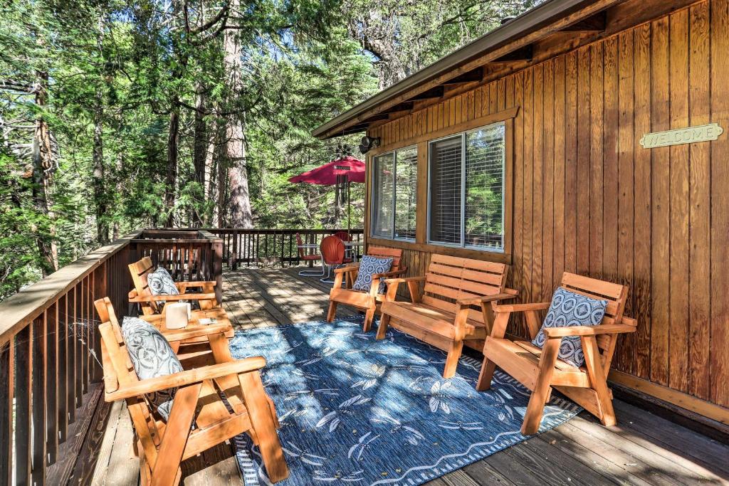 een terras met banken en tafels in een cabine bij Idyllwild-Pine Cove Cabin with Expansive Deck! in Idyllwild