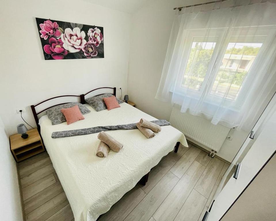 sypialnia z dwoma łóżkami i oknem w obiekcie Apartman Tina w mieście Murvica