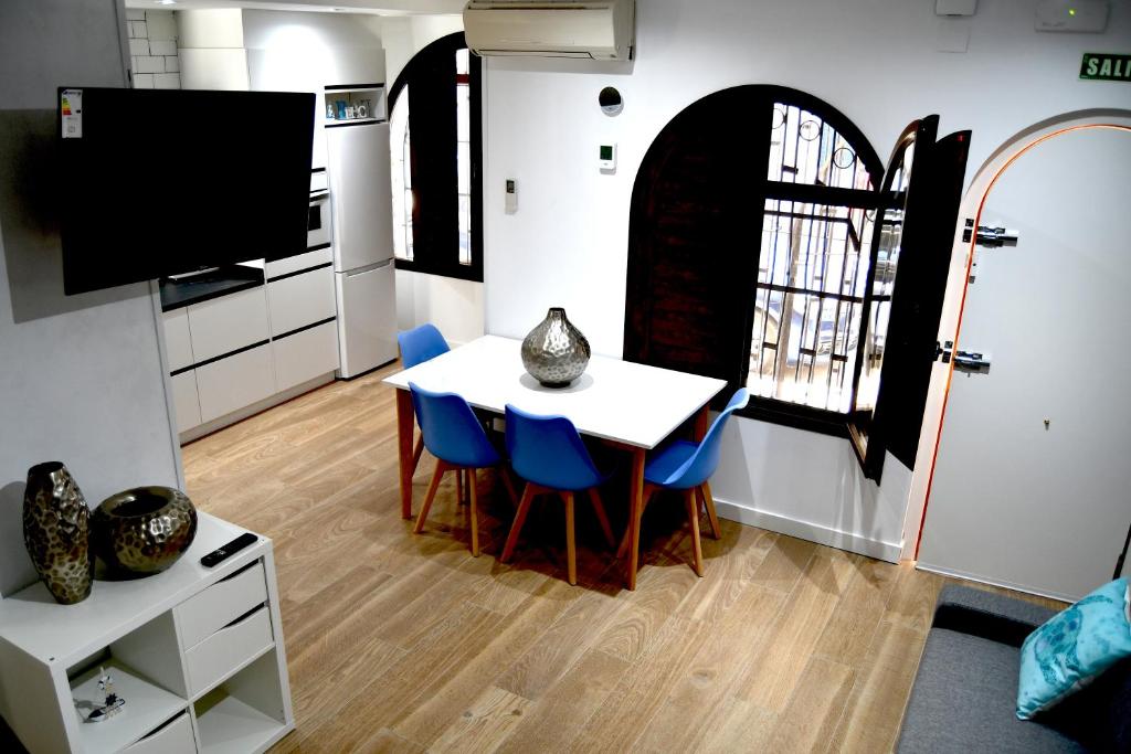 a kitchen and dining room with a table and chairs at Casa VALOLI PLAYA MIRAMAR in Miramar