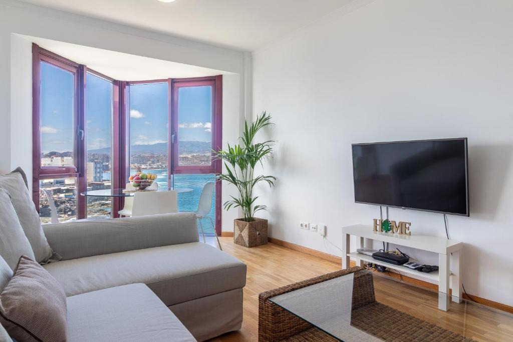 Televízia a/alebo spoločenská miestnosť v ubytovaní Cliff Suite Las Canteras
