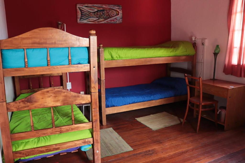 Habitación con 2 literas y escritorio. en Hostel Cultural Casa Taller en Bahía Blanca