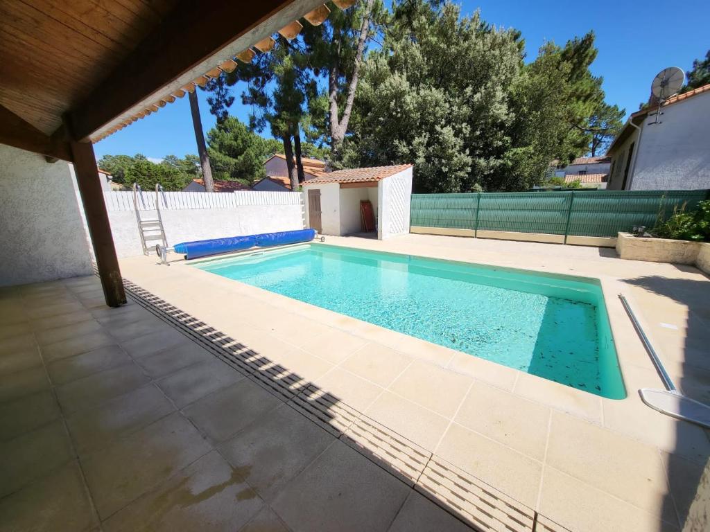 Piscina a Magnifique villa avec piscine à La Palmyre o a prop