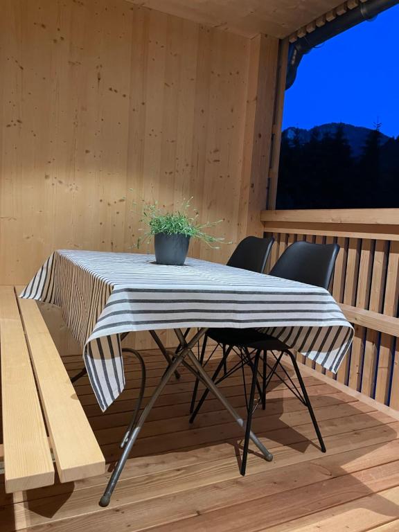 una mesa en una sauna con una maceta en ella en Wasserfall Apartment Waldblick en Mellau