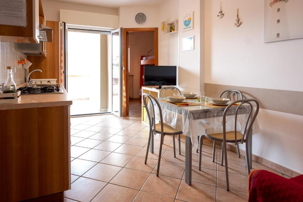 eine Küche und ein Esszimmer mit einem Tisch und Stühlen in der Unterkunft Casa di Franco in Alba Adriatica