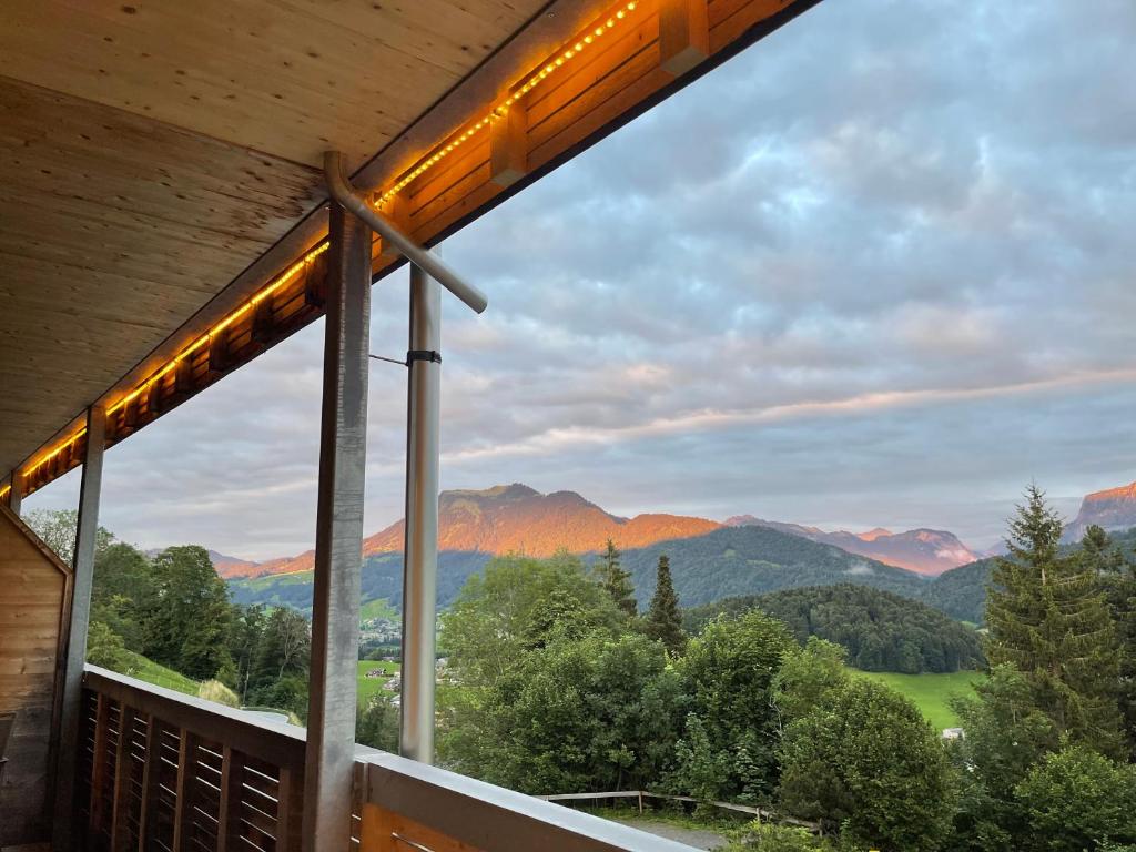 Nespecifikovaný výhled na hory nebo výhled na hory při pohledu z hotelu
