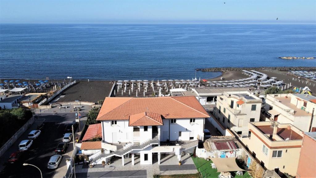 z góry widok na miasto nad oceanem w obiekcie Nottola B&B w mieście Ladispoli