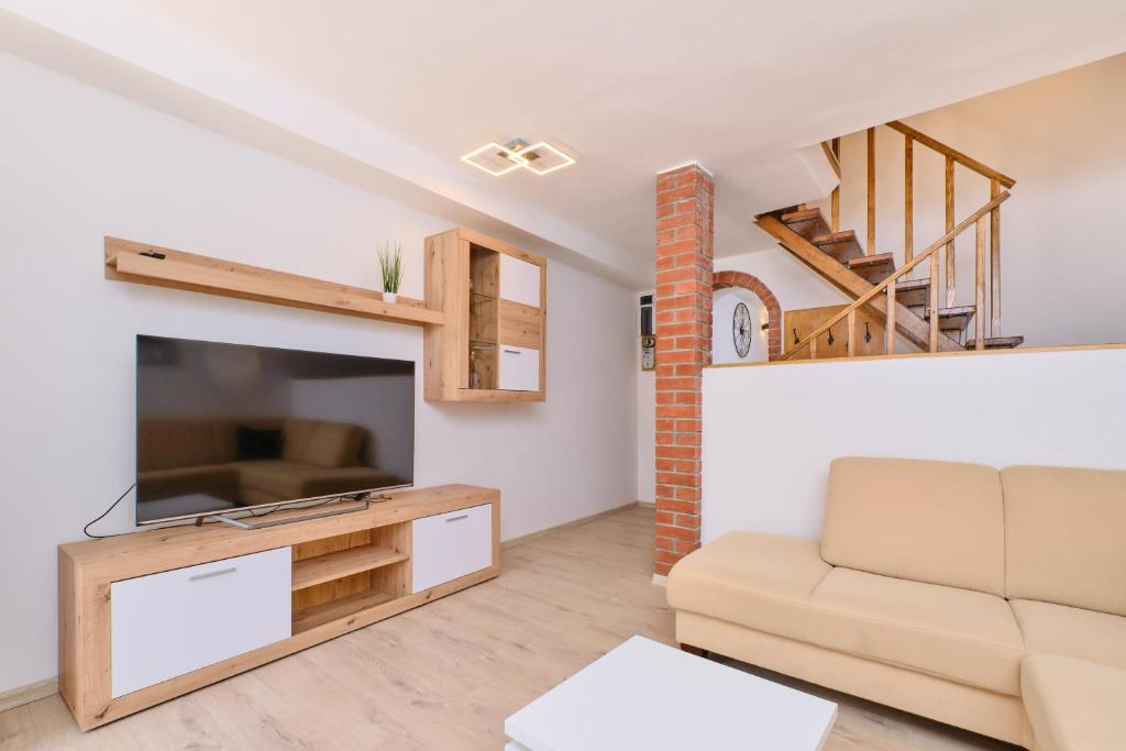 Televízia a/alebo spoločenská miestnosť v ubytovaní Apartman Ursula Stivan