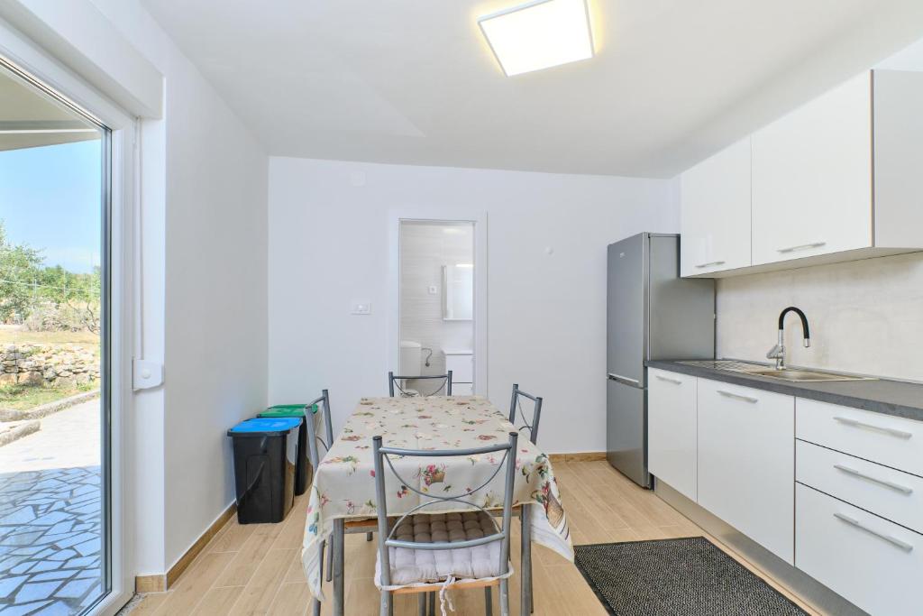 Kuchyňa alebo kuchynka v ubytovaní Apartman Ursula Stivan