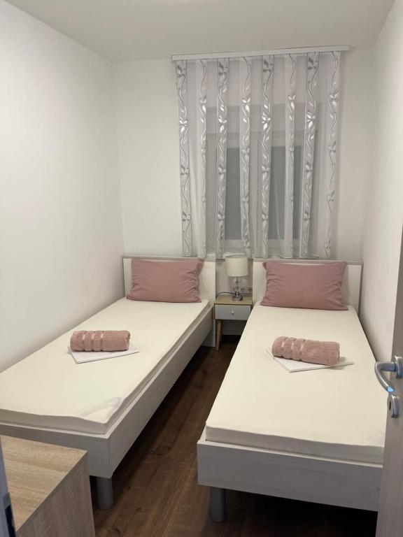 Postel nebo postele na pokoji v ubytování Apartmani Anloma Lorainne