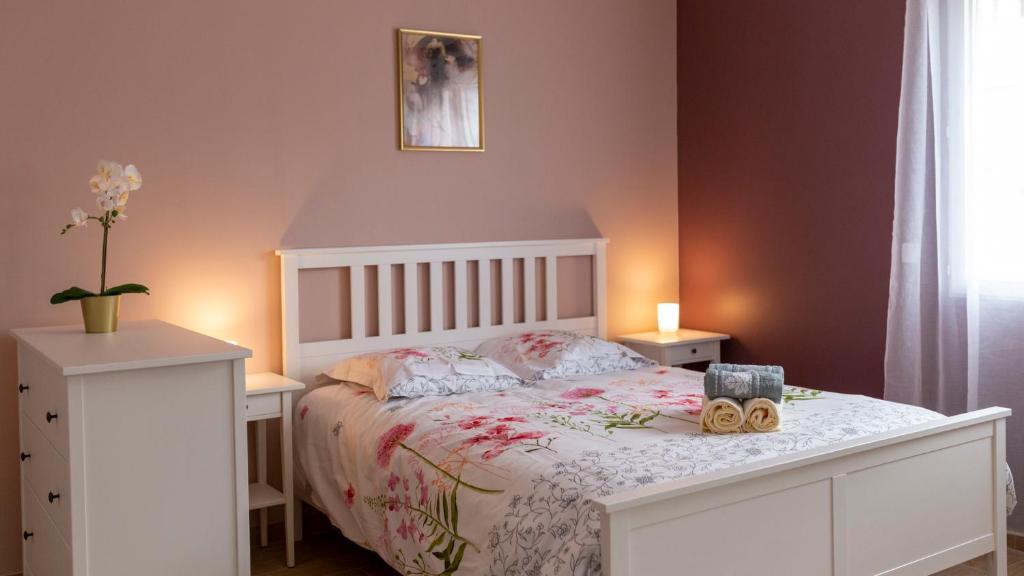 Posteľ alebo postele v izbe v ubytovaní LOC TROTTEUR LE PIVOINE Studio Grand confort, Gare SNCF de Lourdes