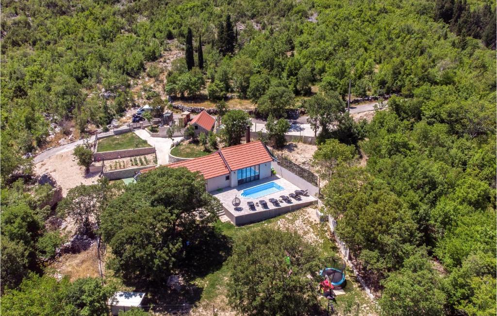 - une vue aérienne sur une maison avec une piscine dans l'établissement Stunning Home In Metkovic With House A Panoramic View, à Metković