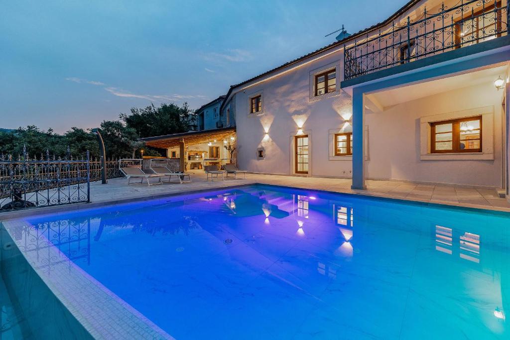 una grande piscina di fronte a una casa di Villa Evas Castle Crikvenica Riviera a Bribir