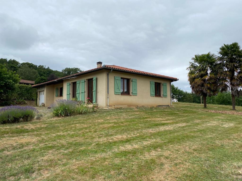 una pequeña casa en un campo con un patio en Maison en campagne avec vue sur les Pyrénées, en Estampes