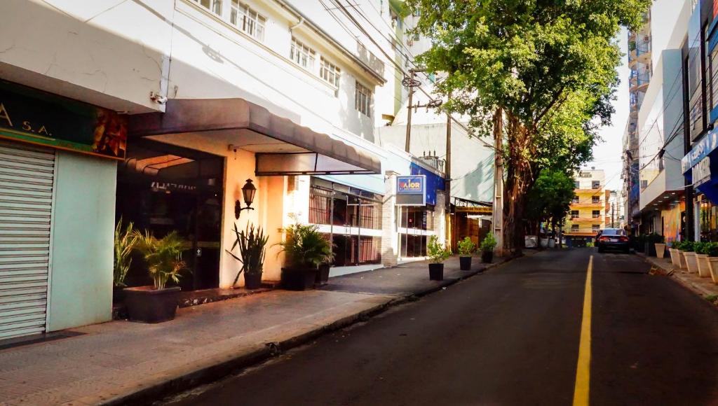 uma rua vazia numa cidade com edifícios em Turis Hotel em Ciudad del Este