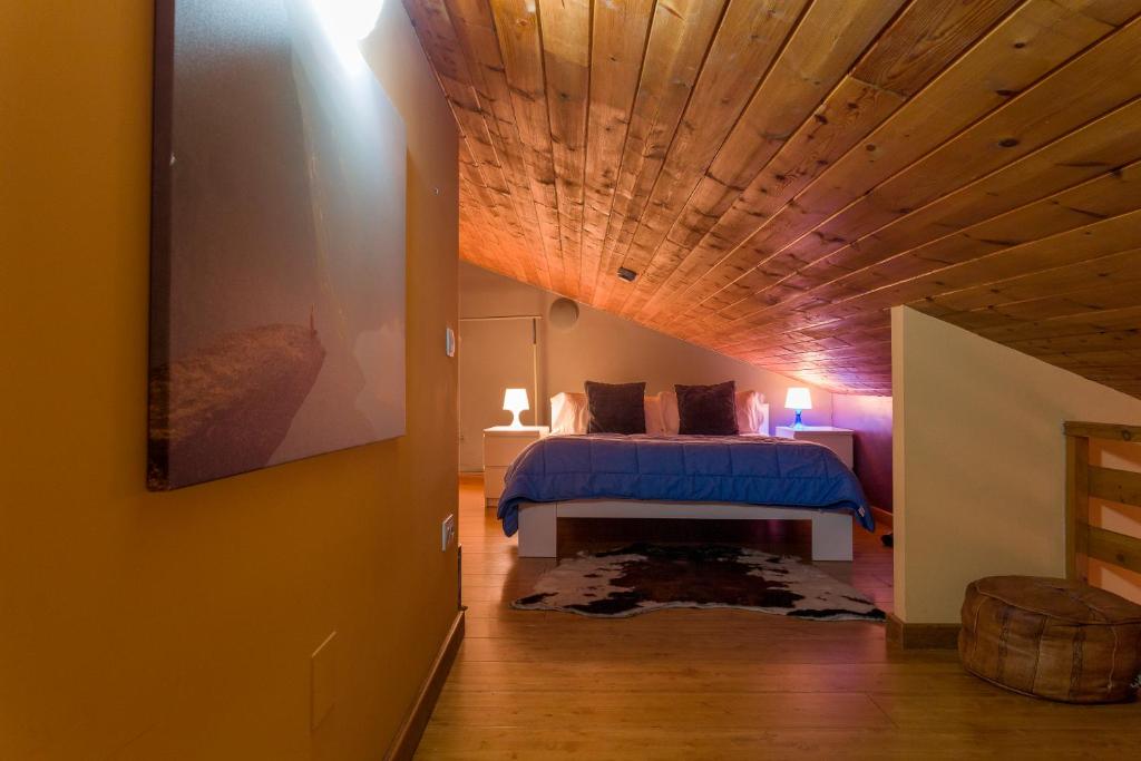 Postel nebo postele na pokoji v ubytování Dúplex con Parking en el Corazón de Incles I AndBnB HUT17488