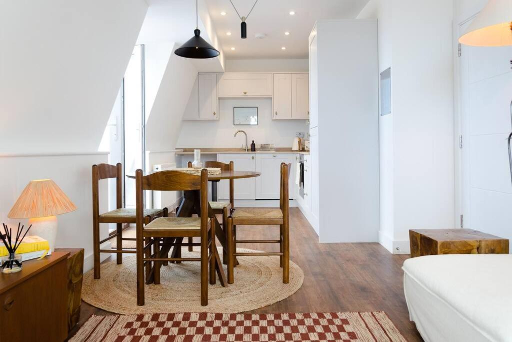 cocina y comedor con mesa y sillas en Relaxing Retreat with Terrace & Sea Views - Sleeps 4, en Kent