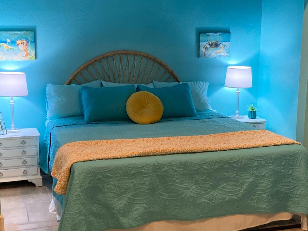 Postel nebo postele na pokoji v ubytování 3Gulls Inn Ozona-Boutique Hotel-Steps from Restaurants & Brewery-SwimSpa Pool-Pet Friendly