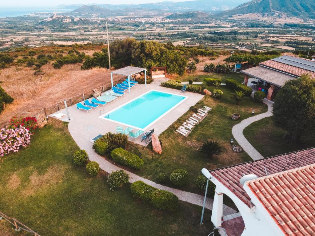 een luchtzicht op een huis met een zwembad bij Agriturismo Irghitula in Posada